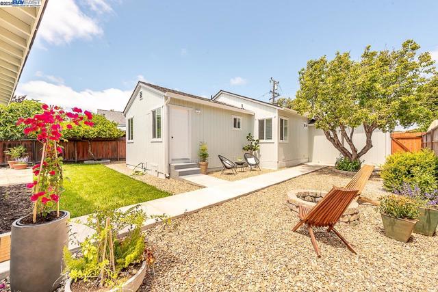 963 Douglas Dr, San Leandro CA: https://media.crmls.org/mediaz/27e5ef6b-15c6-4dec-bd39-f09a87dd5a5c.jpg