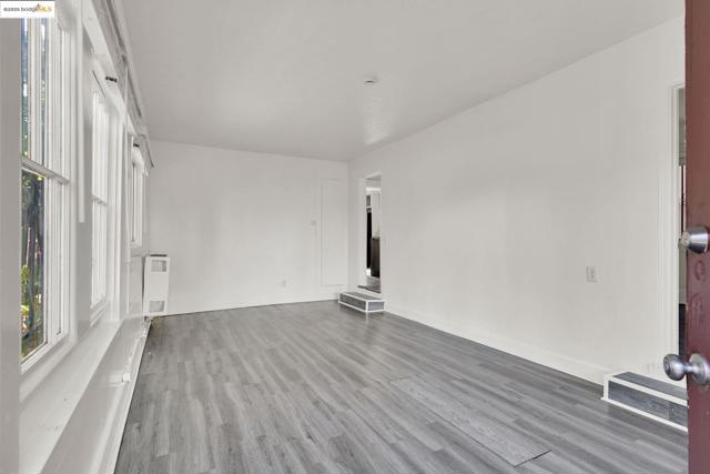 2542 Filbert St, Oakland CA: https://media.crmls.org/mediaz/27e6deab-01ba-4a0e-9c46-11b31603d698.jpg
