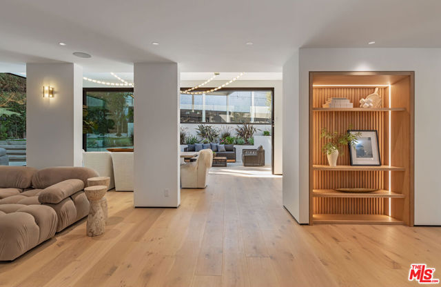 1271 Sunset Plaza Drive, Los Angeles CA: https://media.crmls.org/mediaz/27e711f6-64a5-4b92-bced-05ae0cd21543.jpg