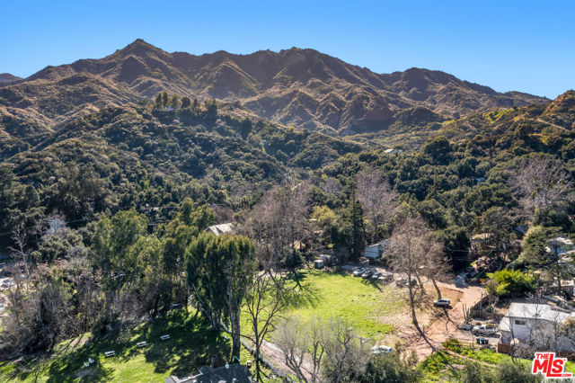 1514 Willow Drive, Topanga CA: https://media.crmls.org/mediaz/27e75702-253c-44de-bf52-2482b96b7abc.jpg
