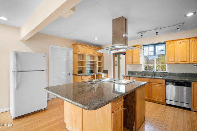 4917 Angeles Crest Highway, La Canada Flintridge CA: https://media.crmls.org/mediaz/27e75fbe-1afd-4a2c-891d-460bc281448d.jpg