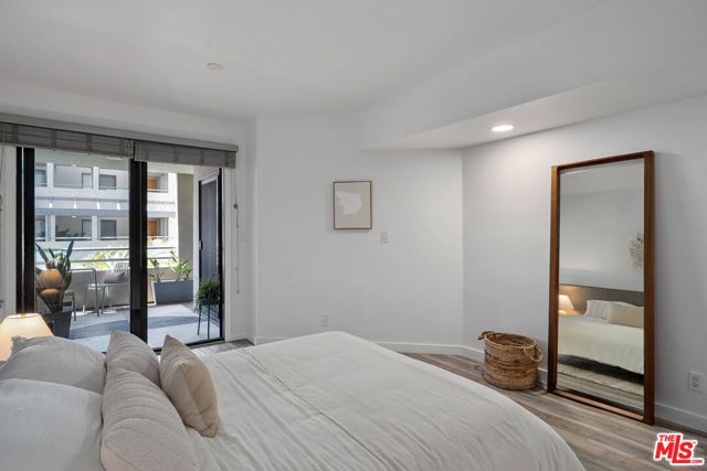 140 Ocean Park Boulevard, Santa Monica CA: https://media.crmls.org/mediaz/27e790a2-ac66-4ca7-b8ca-4dd1385c2366.jpg