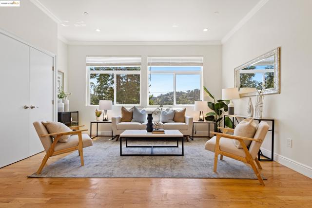 5915 Balboa Dr, Oakland CA: https://media.crmls.org/mediaz/27e79bd5-266f-4af6-a3e9-def8dfc01bfc.jpg