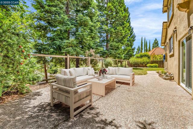 4020 Westminster Pl, Danville CA: https://media.crmls.org/mediaz/27e8763c-e3e8-4254-814f-d72d6f132672.jpg