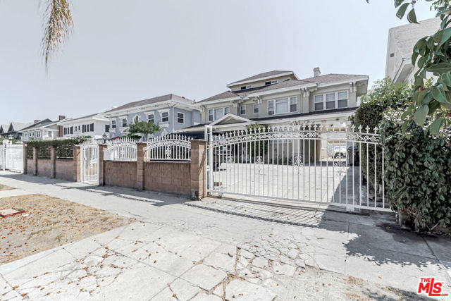 450 S Serrano Avenue, Los Angeles CA: https://media.crmls.org/mediaz/27e9ca3f-8d05-4cab-b90d-204ff452c85c.jpg