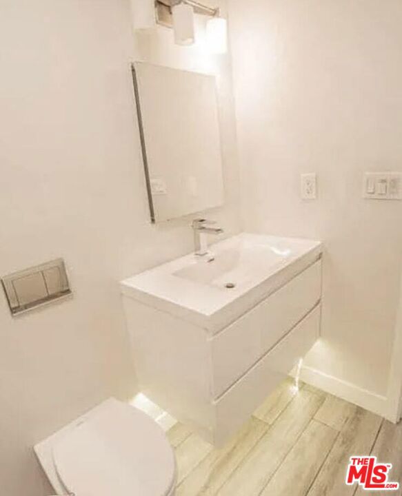 6526 San Vicente Boulevard, Los Angeles CA: https://media.crmls.org/mediaz/27eaa95d-2def-4029-8478-2aaa761acf09.jpg