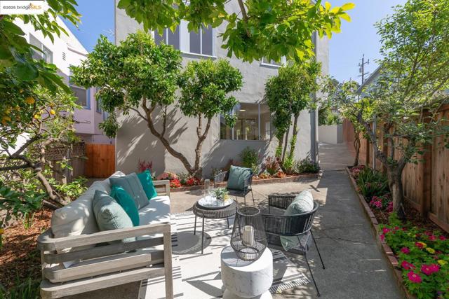 6753 Manor Crest, Oakland CA: https://media.crmls.org/mediaz/27eada7f-6970-4cfe-9cc7-15e8dfb869e8.jpg