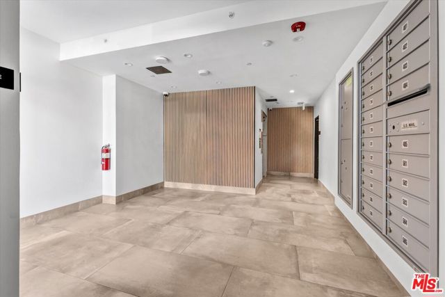 1537 S Wilton Place, Los Angeles CA: https://media.crmls.org/mediaz/27eae72e-fd90-421b-99c1-cd964359b1e7.jpg