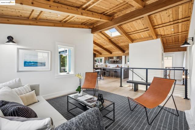 4428 Howe St, Oakland CA: https://media.crmls.org/mediaz/27eb3613-ae4c-4238-97a8-96e2d43f4e4a.jpg