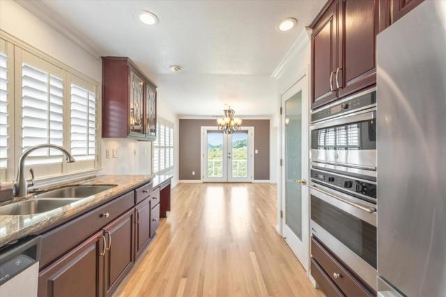 8215 Skyline Circle, Oakland CA: https://media.crmls.org/mediaz/27eb63bf-3aac-421b-a10d-338650b3895b.jpg