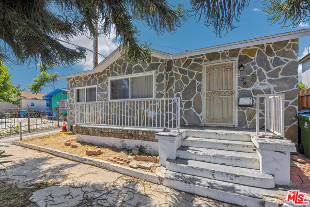 1286 W 39th Place, Los Angeles CA: https://media.crmls.org/mediaz/27eb70a3-b62e-4e05-bbe9-92234bddfad4.jpg