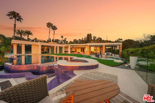 455 Castle Place, Beverly Hills CA: https://media.crmls.org/mediaz/27eb93bc-3148-4513-8109-49fae22d592d.jpg