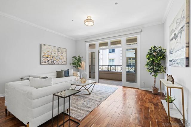 655 India St, San Diego CA: https://media.crmls.org/mediaz/27ebb755-9cf0-476e-ab7a-c8b227070b89.jpg