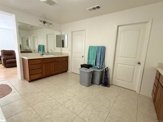 3177 Katharine Dr, Escondido CA: https://media.crmls.org/mediaz/27f0792d-7326-4fba-8dec-8c859ca522ba.jpg