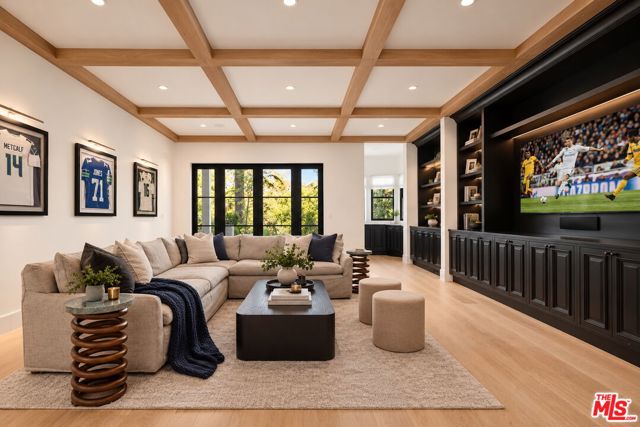 8 Oakmont Drive, Los Angeles CA: https://media.crmls.org/mediaz/27f091fb-3f0e-426f-bc0c-ef538e79265e.jpg