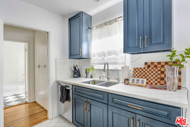 9930 Robbins Drive, Beverly Hills CA: https://media.crmls.org/mediaz/27f18c6b-d10f-499c-9b58-c51d35e9c8c0.jpg
