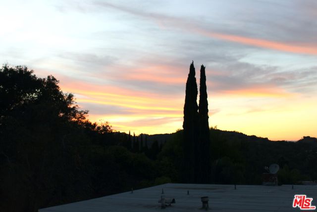 11502 Dona Teresa Drive, Studio City CA: https://media.crmls.org/mediaz/27f1d94f-8dbb-458d-ae42-1b1a3c6735b4.jpg