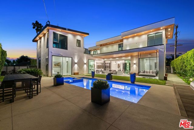 4049 Coldwater Canyon Avenue, Studio City CA: https://media.crmls.org/mediaz/27f1df91-6ad9-4357-bbab-bdf0345c36ae.jpg