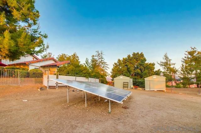 14442 Ranch Trail Drive, El Cajon CA: https://media.crmls.org/mediaz/27f20425-d34a-4ab6-a04c-cf7751bbe138.jpg