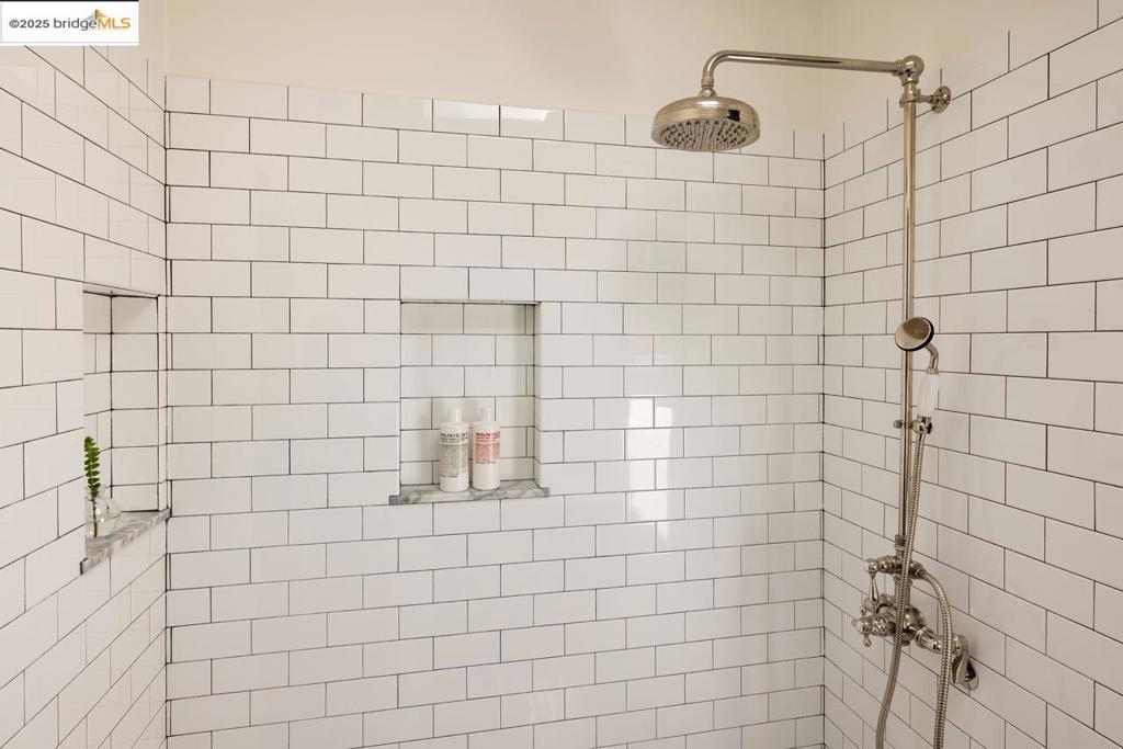 https://media.crmls.org/mediaz/27f237fa-40f4-4f1e-a1a9-63ac43cf897d.jpg?preset=X-Large