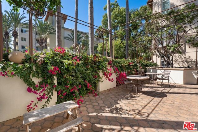 5935 Playa Vista Drive, Playa Vista CA: https://media.crmls.org/mediaz/27f47bbe-ed65-4dee-9173-22353a485145.jpg