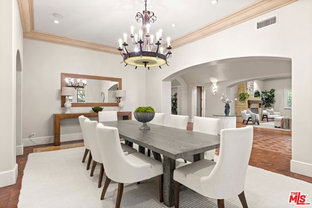 13845 Magnolia Boulevard, Sherman Oaks CA: https://media.crmls.org/mediaz/27f496b4-5dff-4b00-b6a1-a28430d23d7e.jpg
