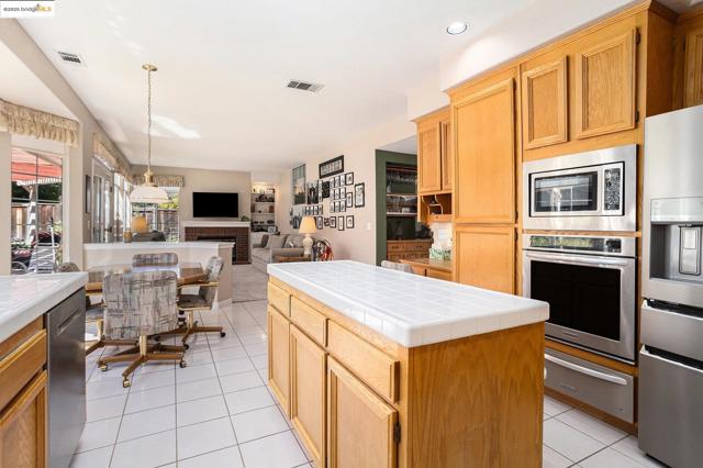 4704 Crestone Needle Way, Antioch CA: https://media.crmls.org/mediaz/27f5357b-62ce-4560-995e-baf1d8a127e7.jpg