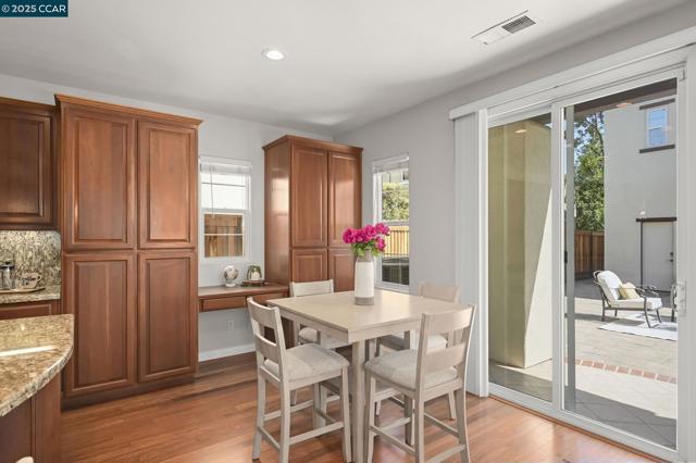 2371 Magnolia Bridge Dr, San Ramon CA: https://media.crmls.org/mediaz/27f55982-ab57-4bf7-9d57-0b94204294fe.jpg