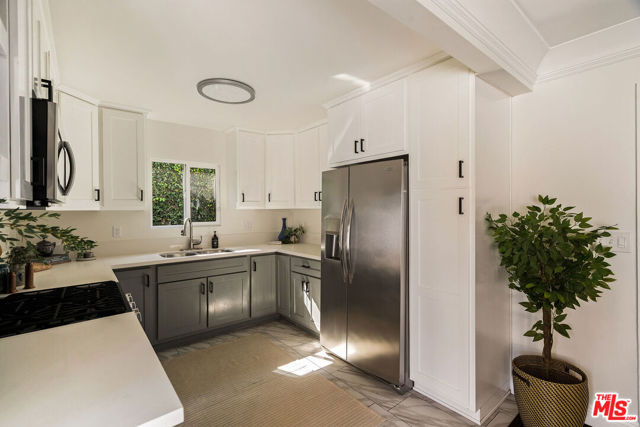 5748 7th Avenue, Los Angeles CA: https://media.crmls.org/mediaz/27f5a463-e090-45c1-83a3-c05f7b3bddd1.jpg