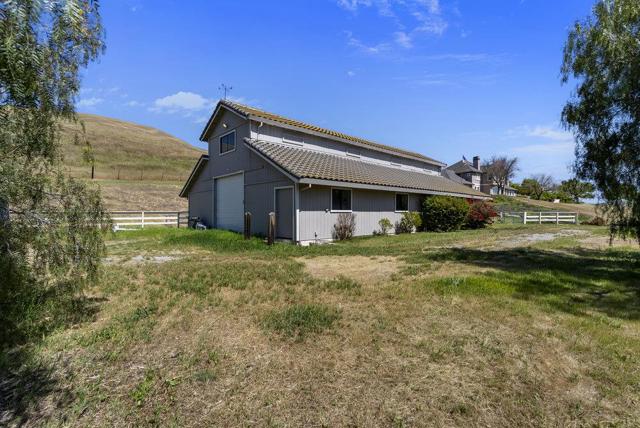 5955 Diablo Hills Road, Tres Pinos CA: https://media.crmls.org/mediaz/27f67210-2d69-4ebb-803a-8bcaf1108048.jpg