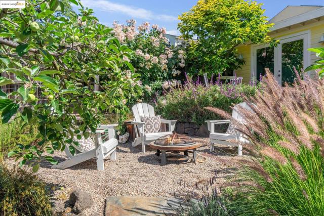 4221 Whittle Ave, Oakland CA: https://media.crmls.org/mediaz/27f75965-b809-451c-b70a-806452a8d806.jpg
