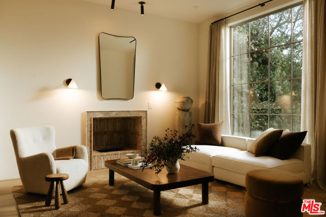 4209 Vantage Avenue, Studio City CA: https://media.crmls.org/mediaz/27f85bd4-e13f-4fb2-a18c-e3e94e936d33.jpg