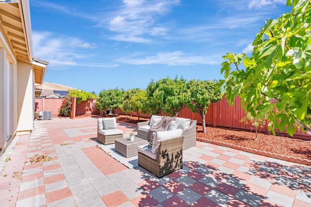 4005 Sarasta Bay Dr, Pittsburg CA: https://media.crmls.org/mediaz/27f93e3e-90d5-4e32-b5f2-38c46e955c9e.jpg