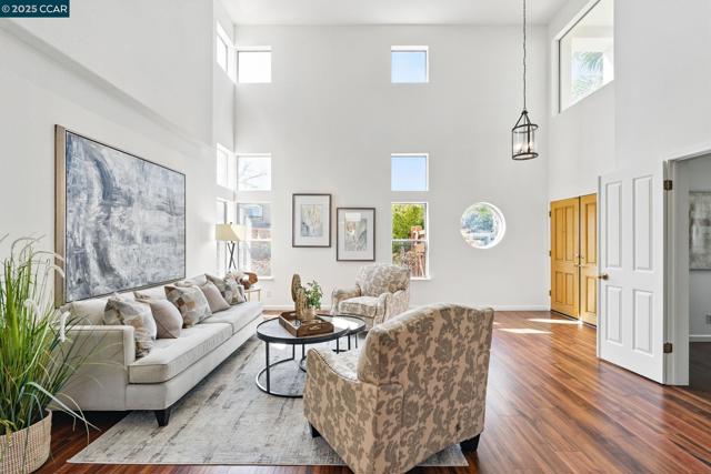 30300 Meridien Cir, Union City CA: https://media.crmls.org/mediaz/27f9a6b4-38e6-4e8d-aa6e-258297d29ef5.jpg