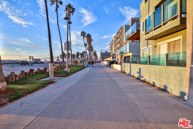 2207 Ocean Front Walk, Venice CA: https://media.crmls.org/mediaz/27f9be21-19c7-480d-ac23-7cadbba342a5.jpg