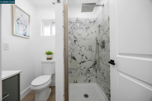 2133 39Th Ave, Oakland CA: https://media.crmls.org/mediaz/27f9fa54-8cab-4e2a-9ad7-88c2775db31b.jpg