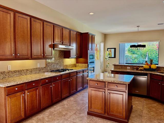 35373 Vista Montana Court, Cathedral City CA: https://media.crmls.org/mediaz/27ff699e-6203-4159-a6a9-6dbdbaa71c94.jpg