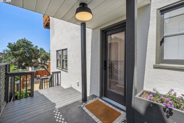1129 WELLINGTON STREET, Oakland CA: https://media.crmls.org/mediaz/280039df-7a0d-4ab7-b651-b31204f6375c.jpg
