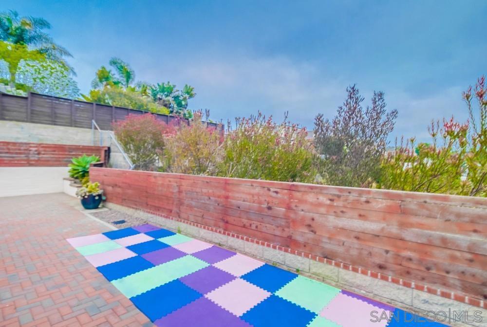 https://media.crmls.org/mediaz/28005039-eea4-437a-9bc2-765639937d79.jpg?preset=X-Large
