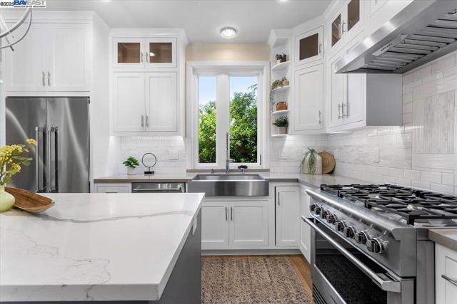 1002 Middle Ave, Menlo Park CA: https://media.crmls.org/mediaz/280091d7-2e7a-49f5-81fb-bb100a54ecd0.jpg
