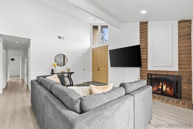 2305 Nueces Ln, Spring Valley CA: https://media.crmls.org/mediaz/2801e2a2-9399-4992-90c9-05054d6d03b4.jpg