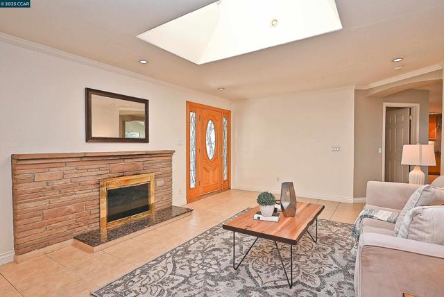 65 Dawn Dr, Pleasant Hill CA: https://media.crmls.org/mediaz/28020f6f-b2d5-457d-88e6-5c64f71638fd.jpg