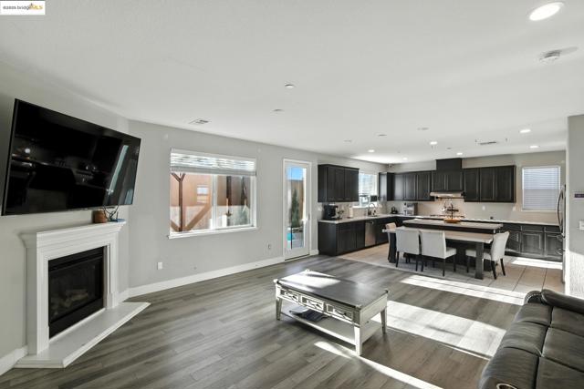 536 Aster St, Vacaville CA: https://media.crmls.org/mediaz/28023812-2810-4295-bd2e-aa7bce09c07a.jpg