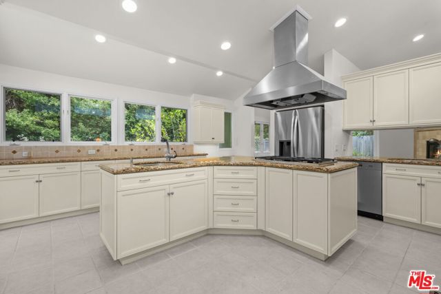 30604 Sicomoro Drive, Malibu CA: https://media.crmls.org/mediaz/2802ed89-06fc-4974-bcb5-07a6b7133dfa.jpg