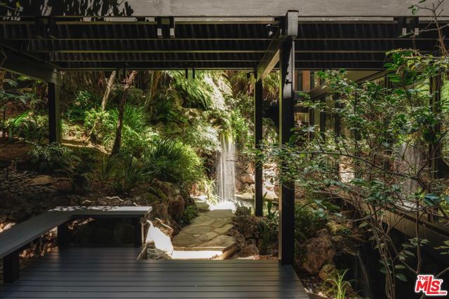 900 Napoli Drive, Pacific Palisades CA: https://media.crmls.org/mediaz/28045f3a-69ac-48e2-9f6e-502ed809634b.jpg