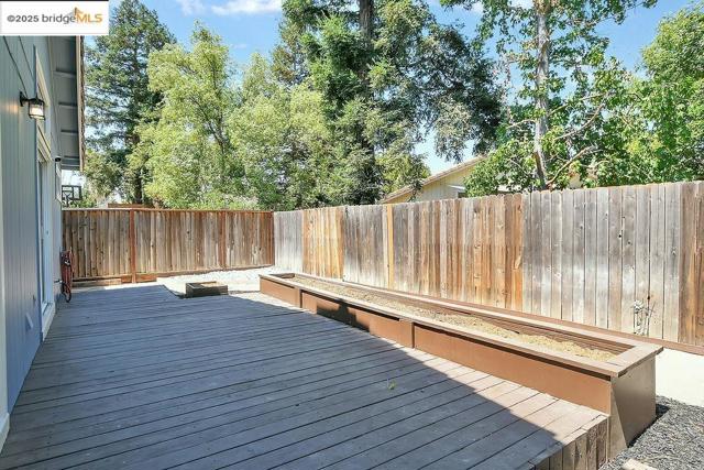 738 Valley Green Dr, Brentwood CA: https://media.crmls.org/mediaz/28046cd2-9752-4d94-8d6c-7f882b17a480.jpg