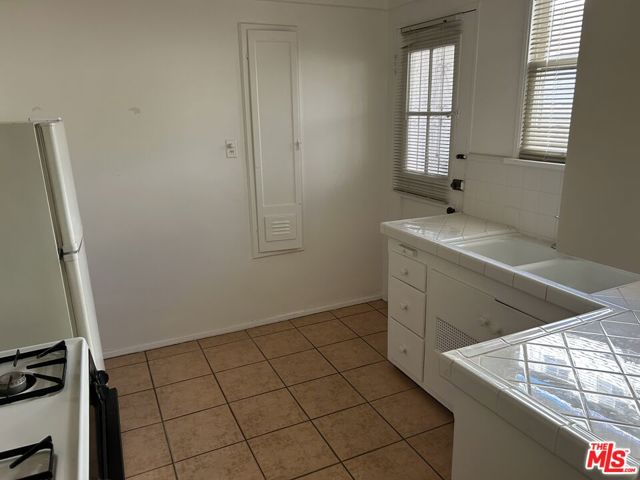 244 S Lasky Drive, Beverly Hills CA: https://media.crmls.org/mediaz/28047ae9-880b-4c63-a1b9-3fb05bae4f19.jpg