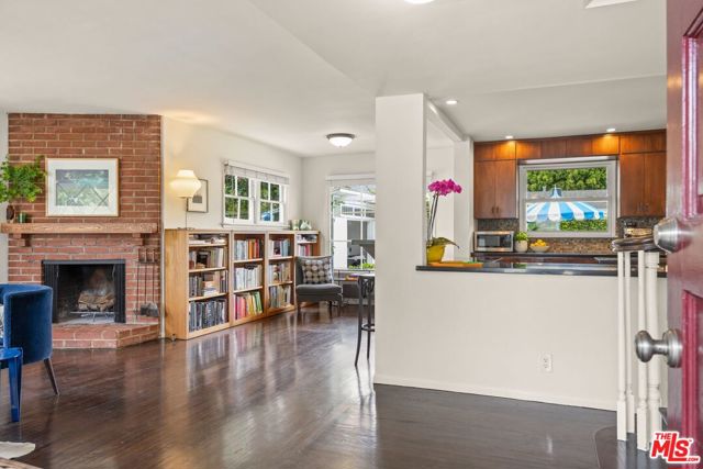 11121 Franklin Avenue, Culver City CA: https://media.crmls.org/mediaz/28065a5f-c9df-48bf-a95f-e26dc21ea12b.jpg