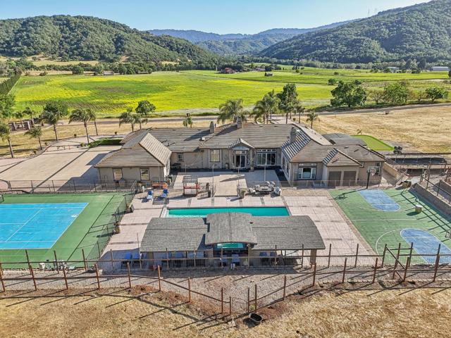2995 Day Road, Gilroy CA: https://media.crmls.org/mediaz/28069543-f1de-4a70-b95d-79cfce32090d.jpg