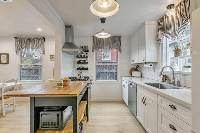 2019 E St, Hayward CA: https://media.crmls.org/mediaz/28080d34-2fdf-4a92-b260-47f2d40f2d97.jpg